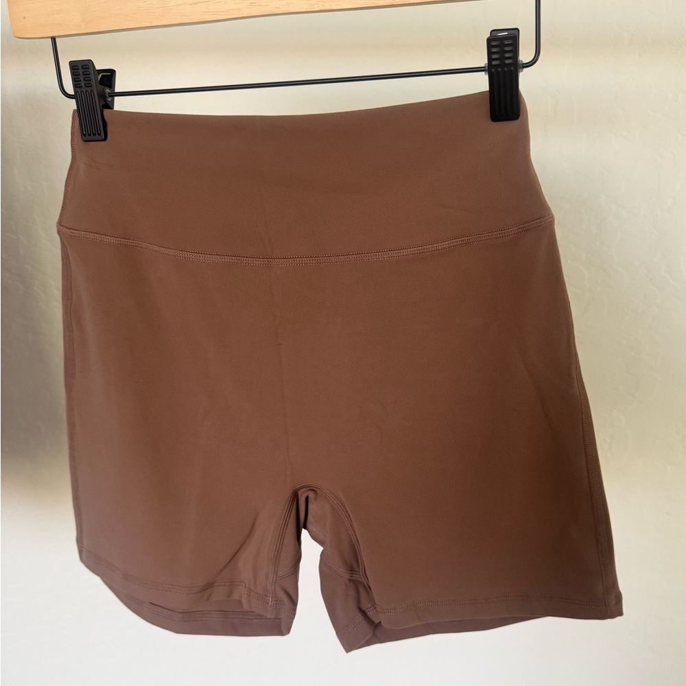 NWOT- Buffbunny Legacy 4in shorts in Sz Med- brown